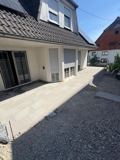Pflaster arbeiten und Gartengestaltung Gepflasterter Gartenweg und Terrasse am Wohnhaus